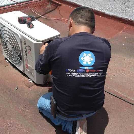 Técnico realizando mantenimiento